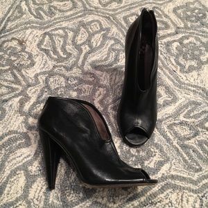 VINCE CAMUTO sexy trendy heeled boot 6.5
